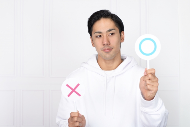 LINEの返信を考える男性