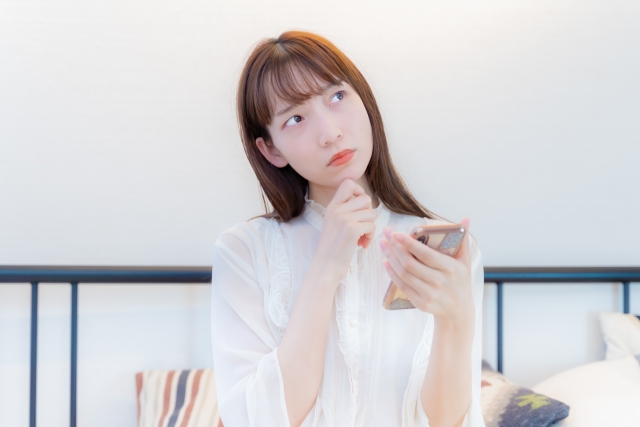 カフェで将来について話し合う男女