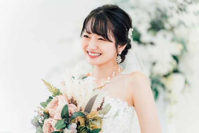 婚活の振り返りを書く女性