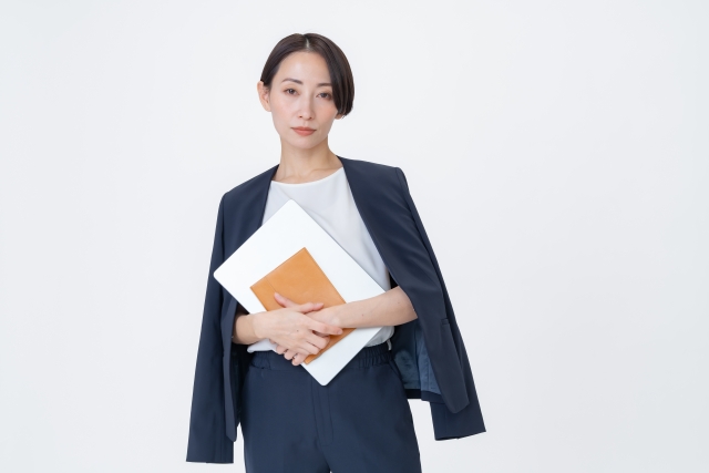 SNSを見ながら悩む女性