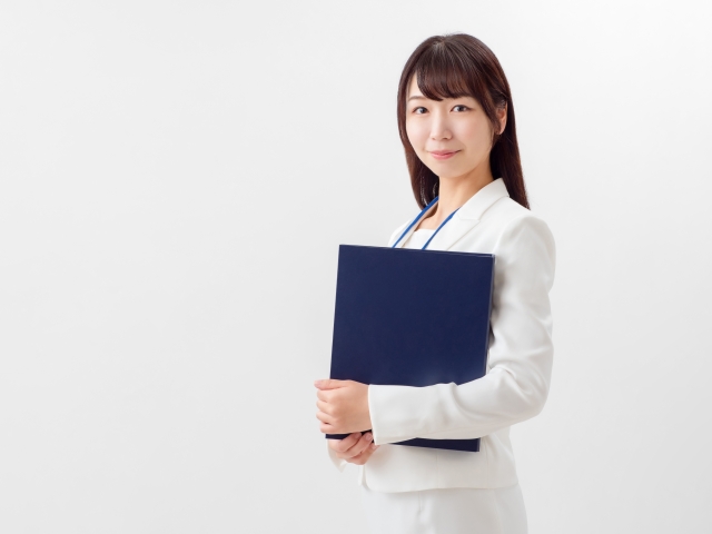 結婚相談所の無料相談を受ける会社員男性