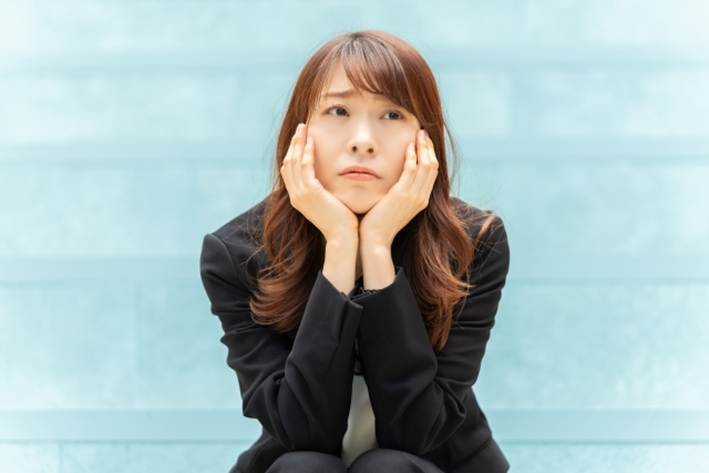 20代女性が婚活の進め方について考えるイメージ