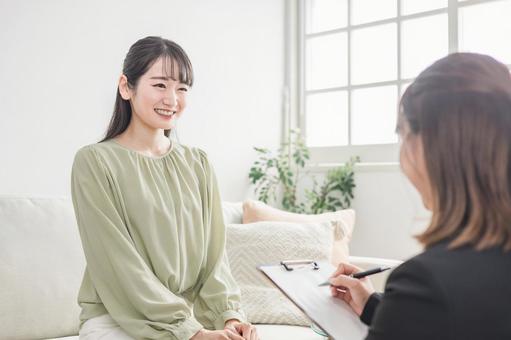 結婚相談所での婚活カウンセリングをイメージする日本人
