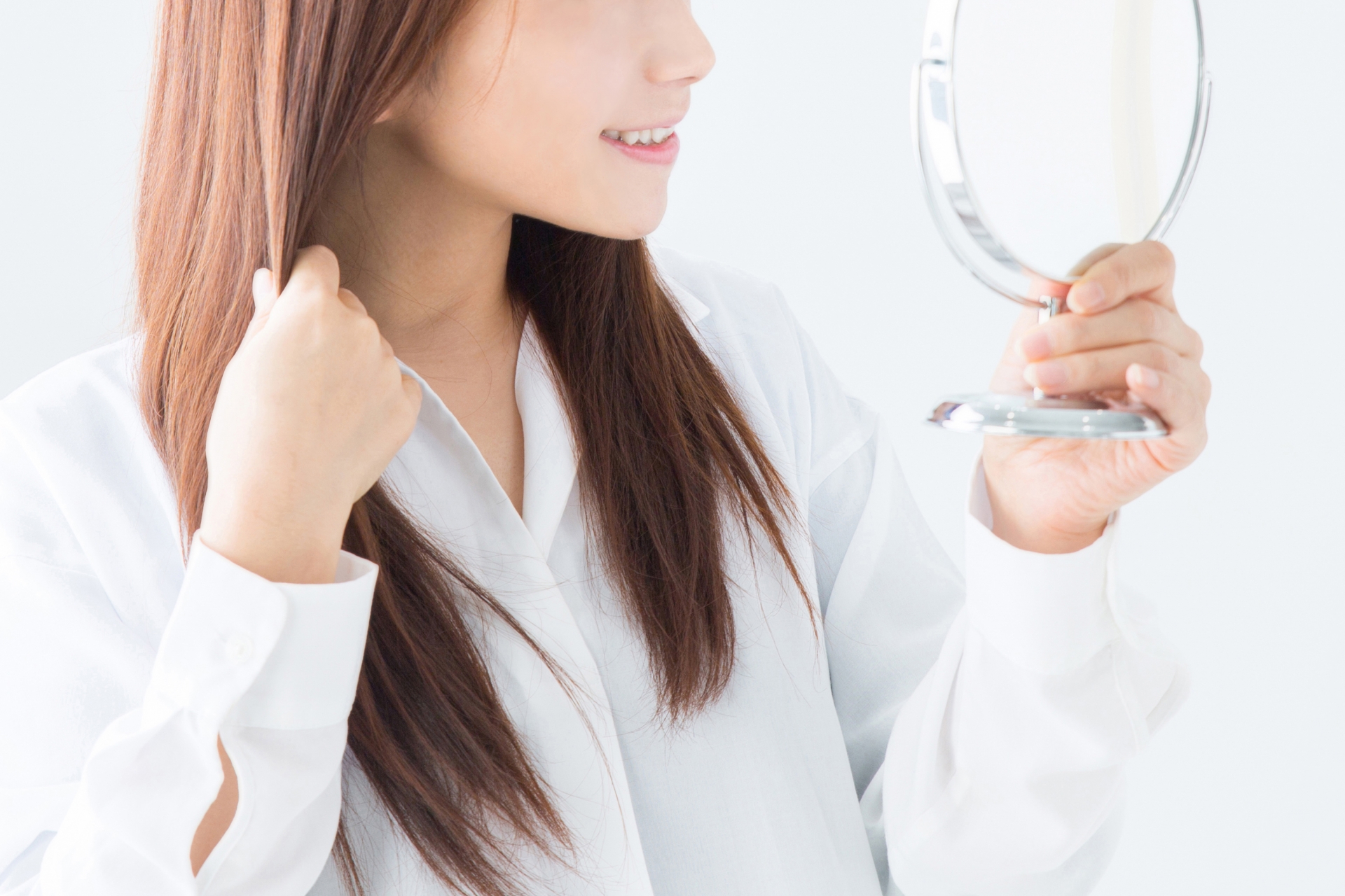 プロフィール写真や身だしなみを確認する日本人女性