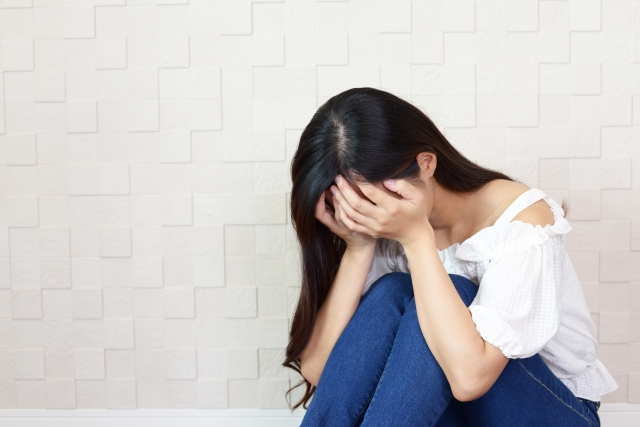 契約内容について真剣にカウンセラーと相談する30代日本人女性