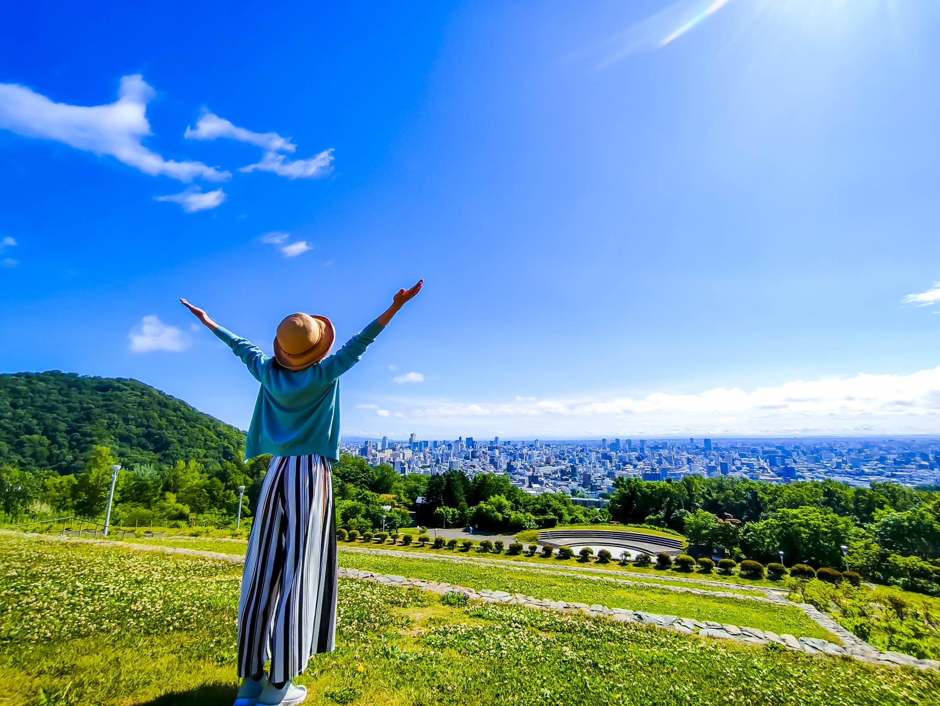 自然の中でリラックスする日本人女性