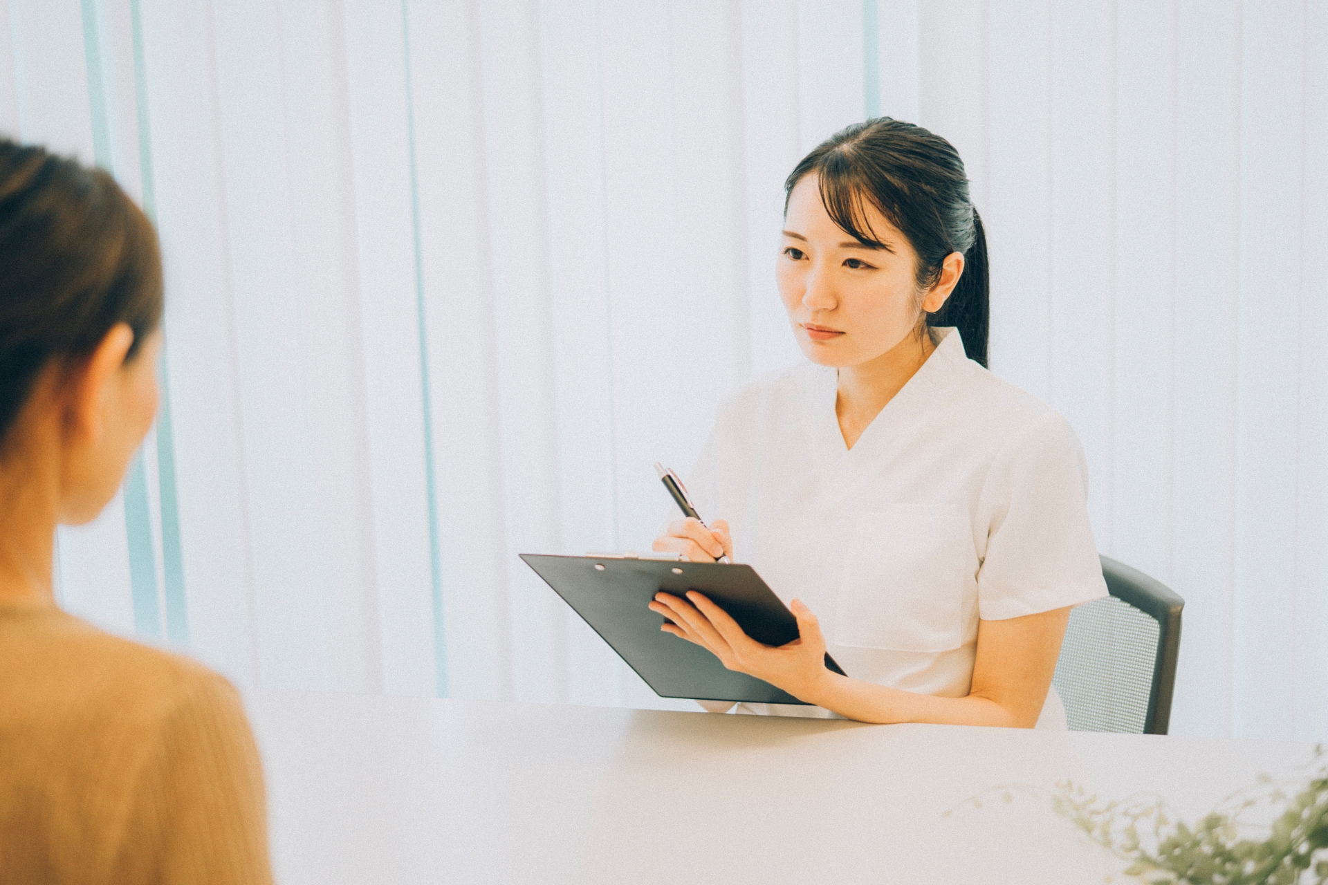 結婚相談所でカウンセリングを受ける日本人