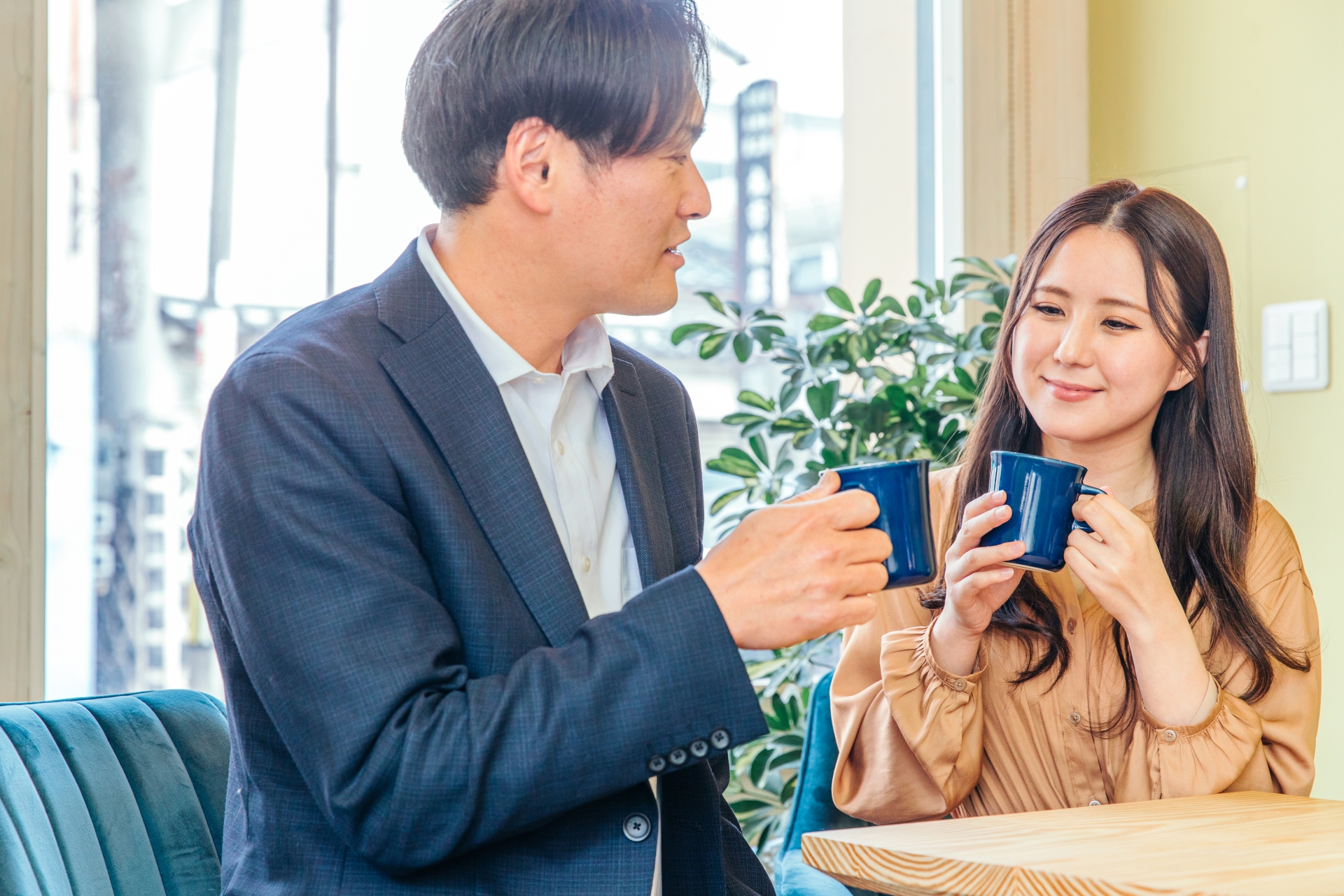 結婚に向けて真剣に話し合う日本人カップル