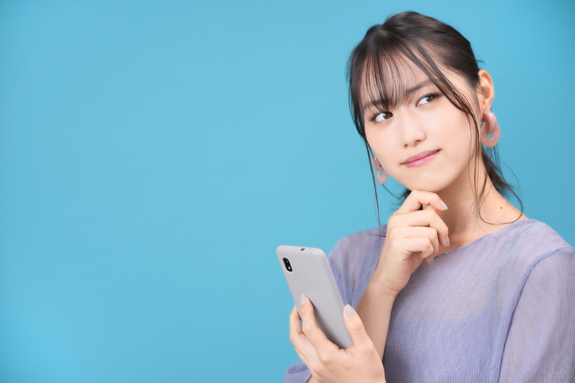婚活で決められず悩む日本人女性のイメージ