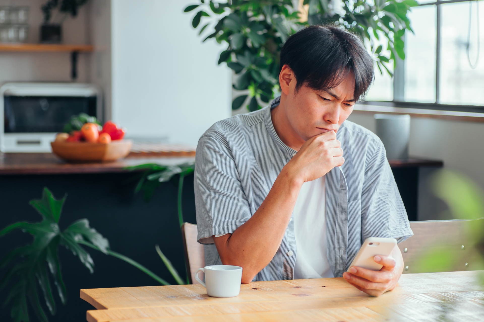 深く考え込む日本人男性