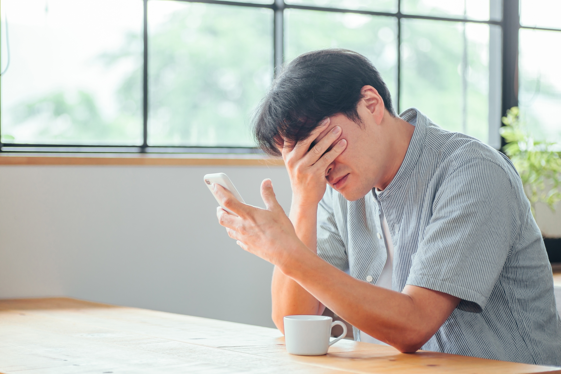 婚活で悩む日本人男性のイメージ