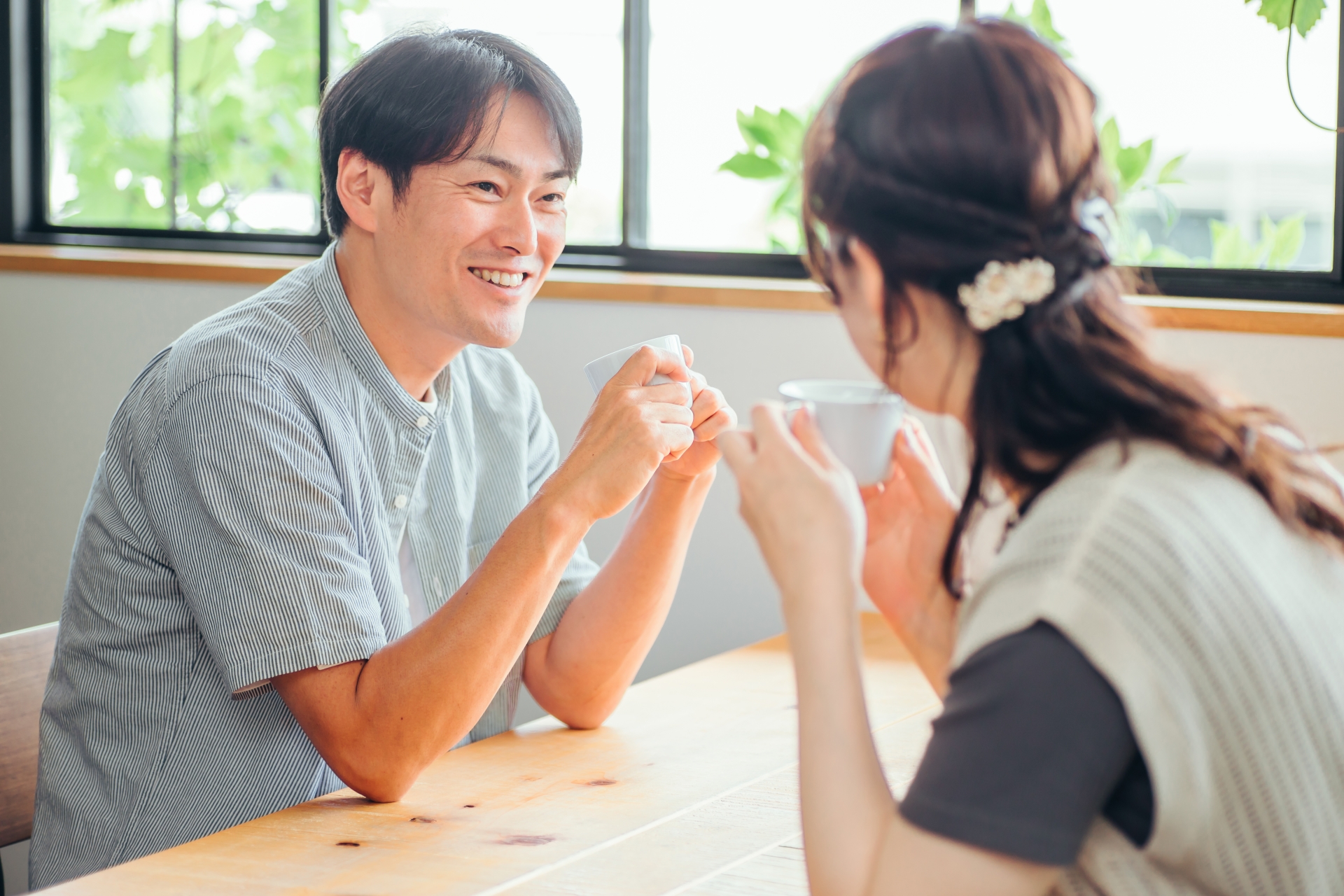 カフェで自然に会話する日本人カップル