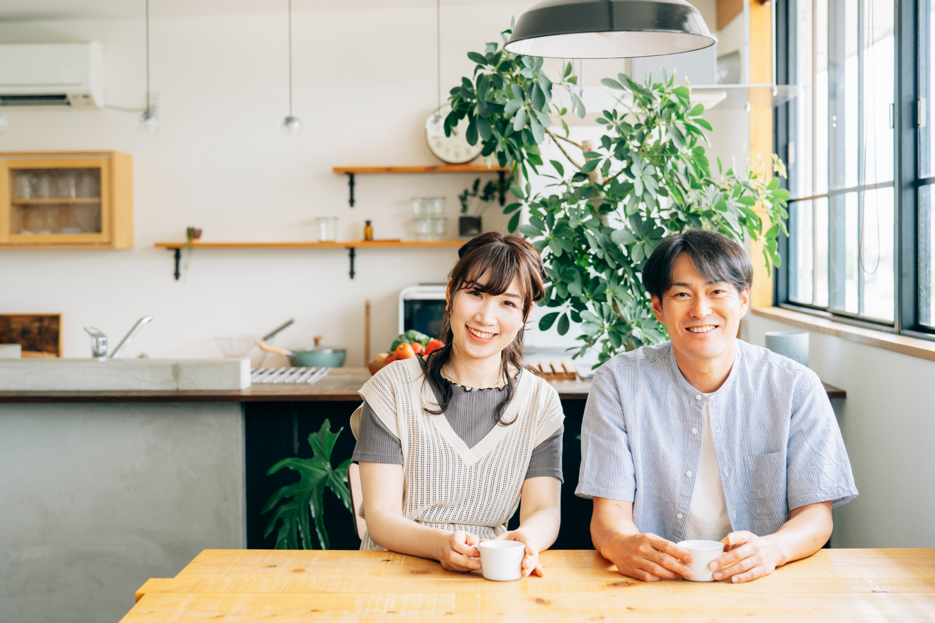 同世代の日本人カップルが穏やかに過ごすイメージ