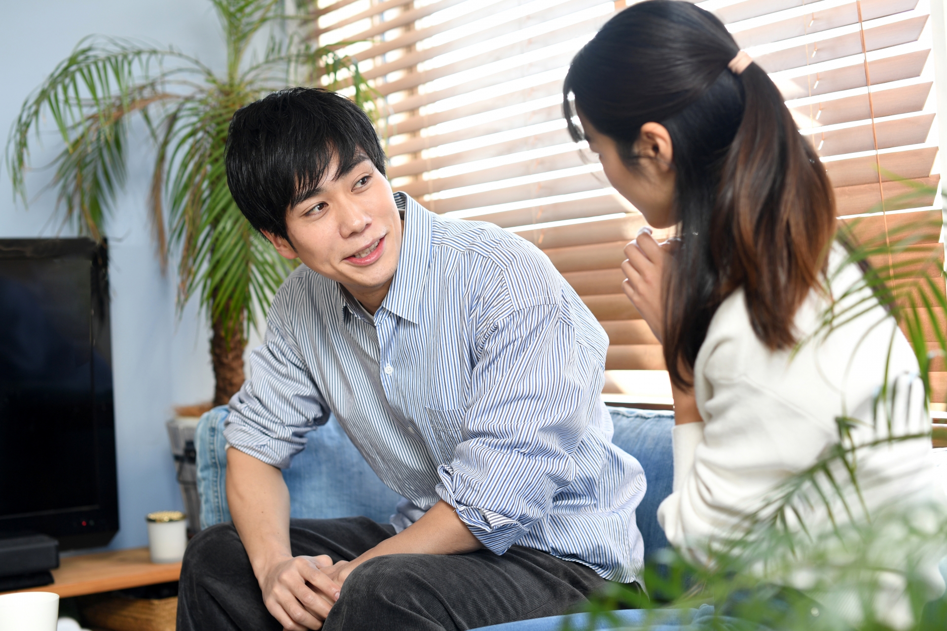 真剣に価値観を語り合う日本人カップル