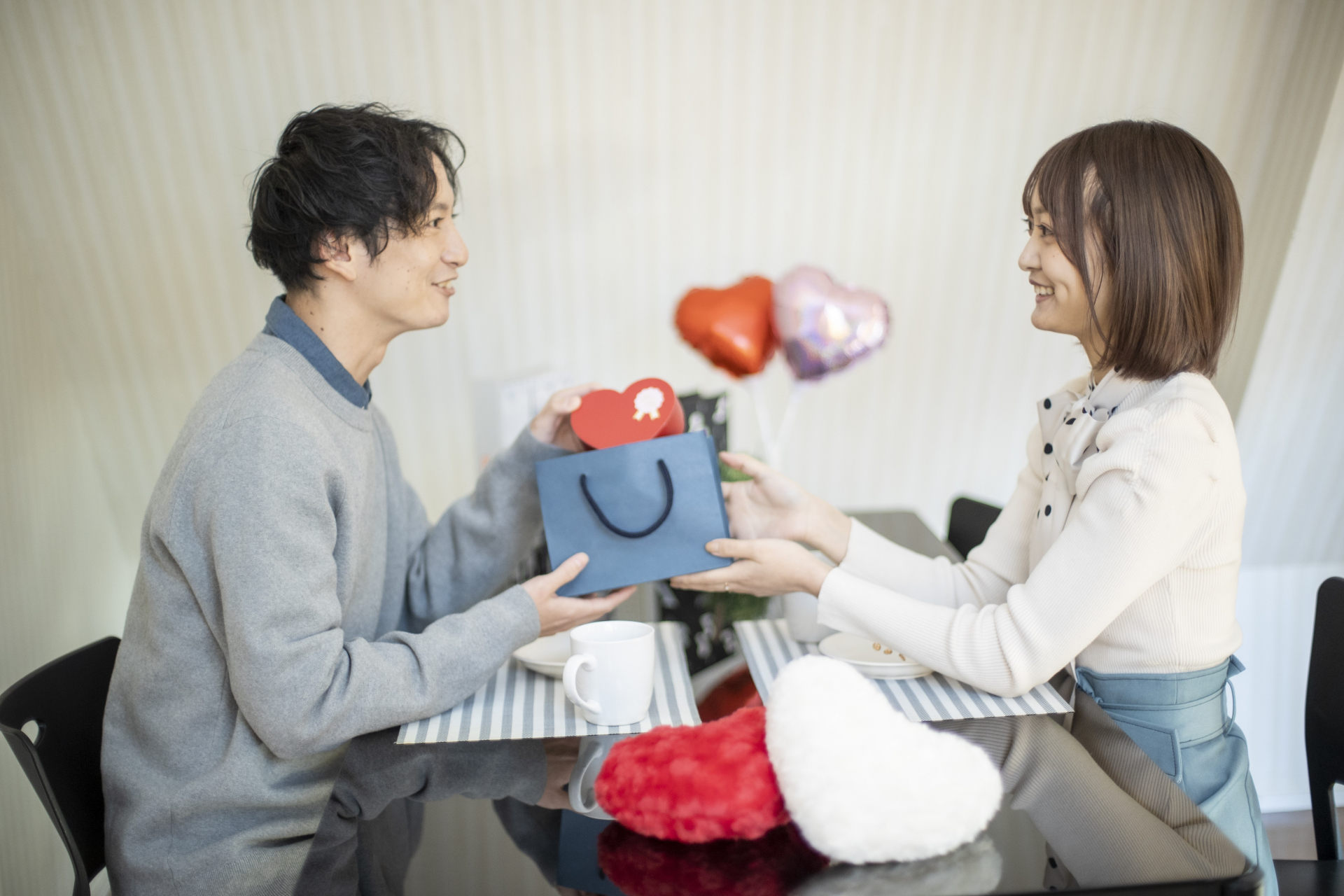 安定した愛着で結ばれた幸せな日本人カップル