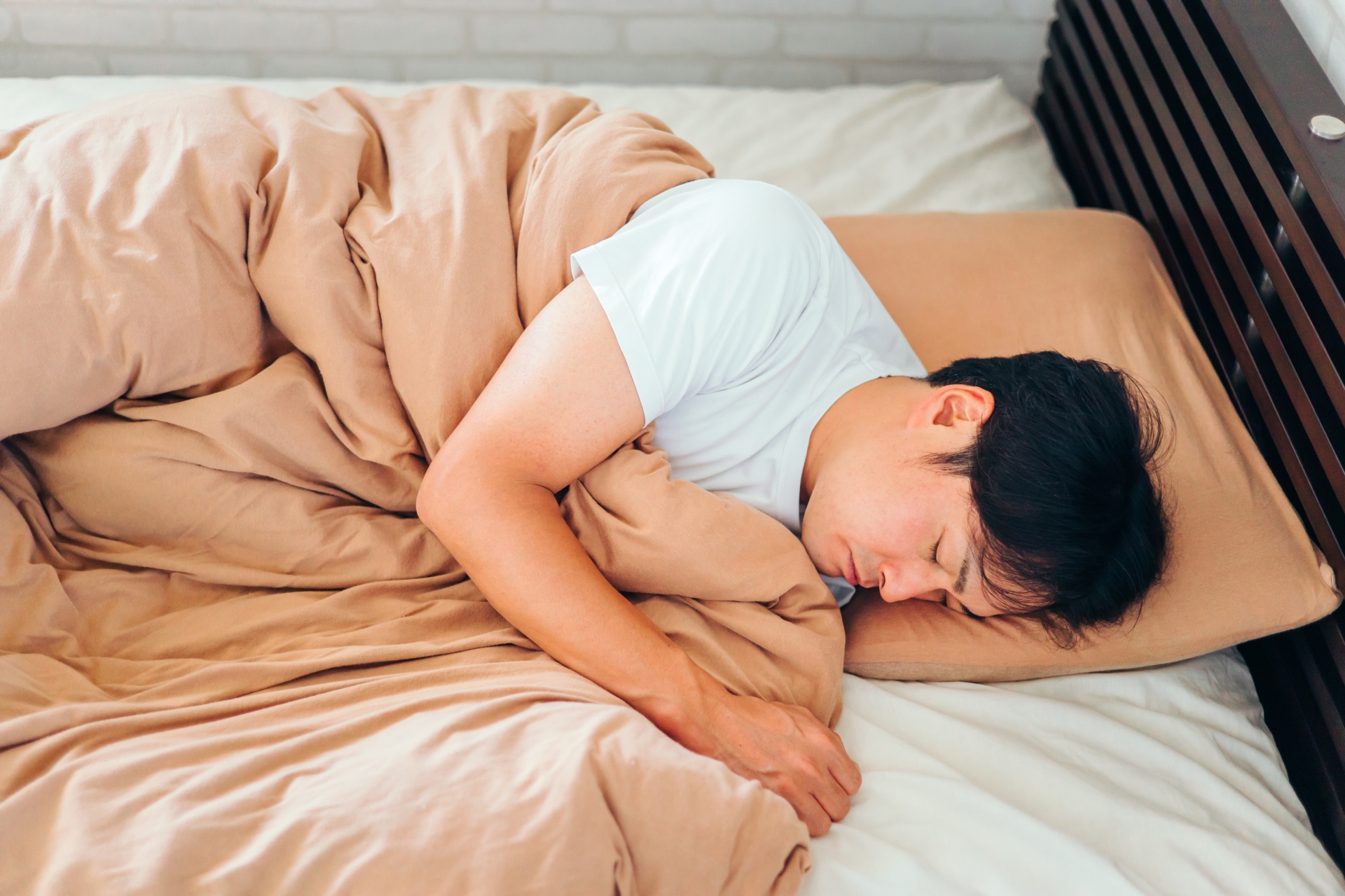 休日に穏やかに自宅で過ごす日本人