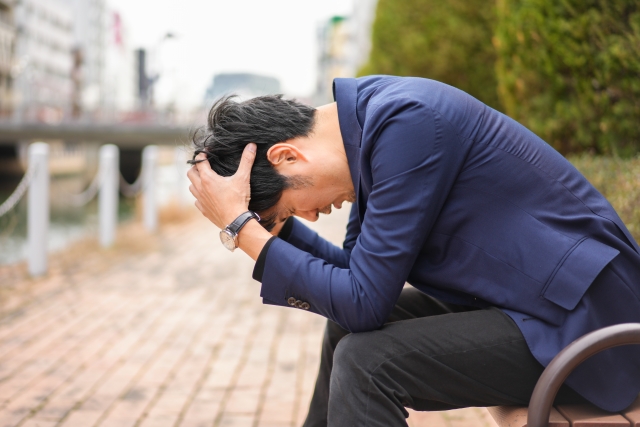 結婚相談所の契約内容を慎重に確認する30代日本人女性