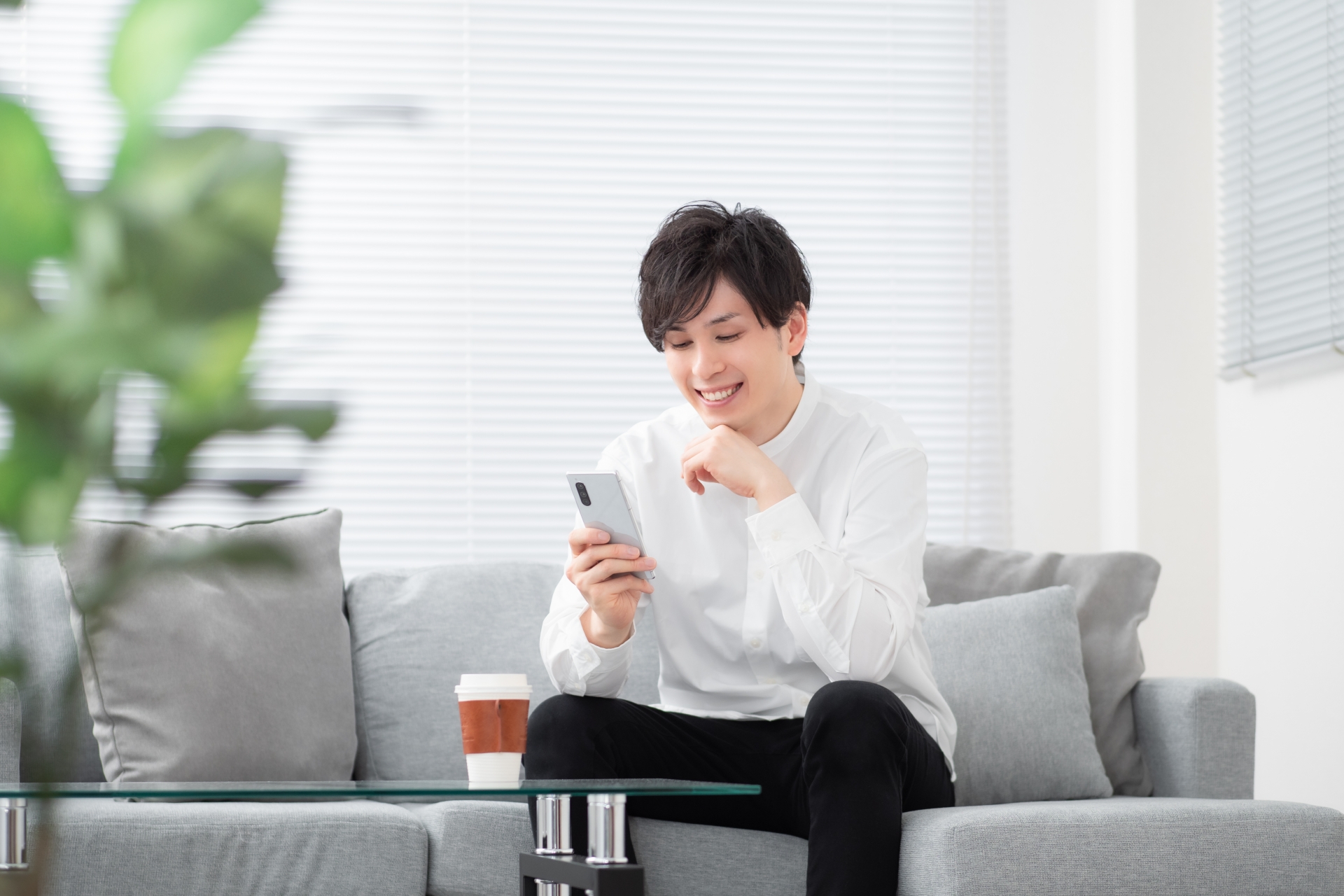 マッチングアプリを比較する日本人
