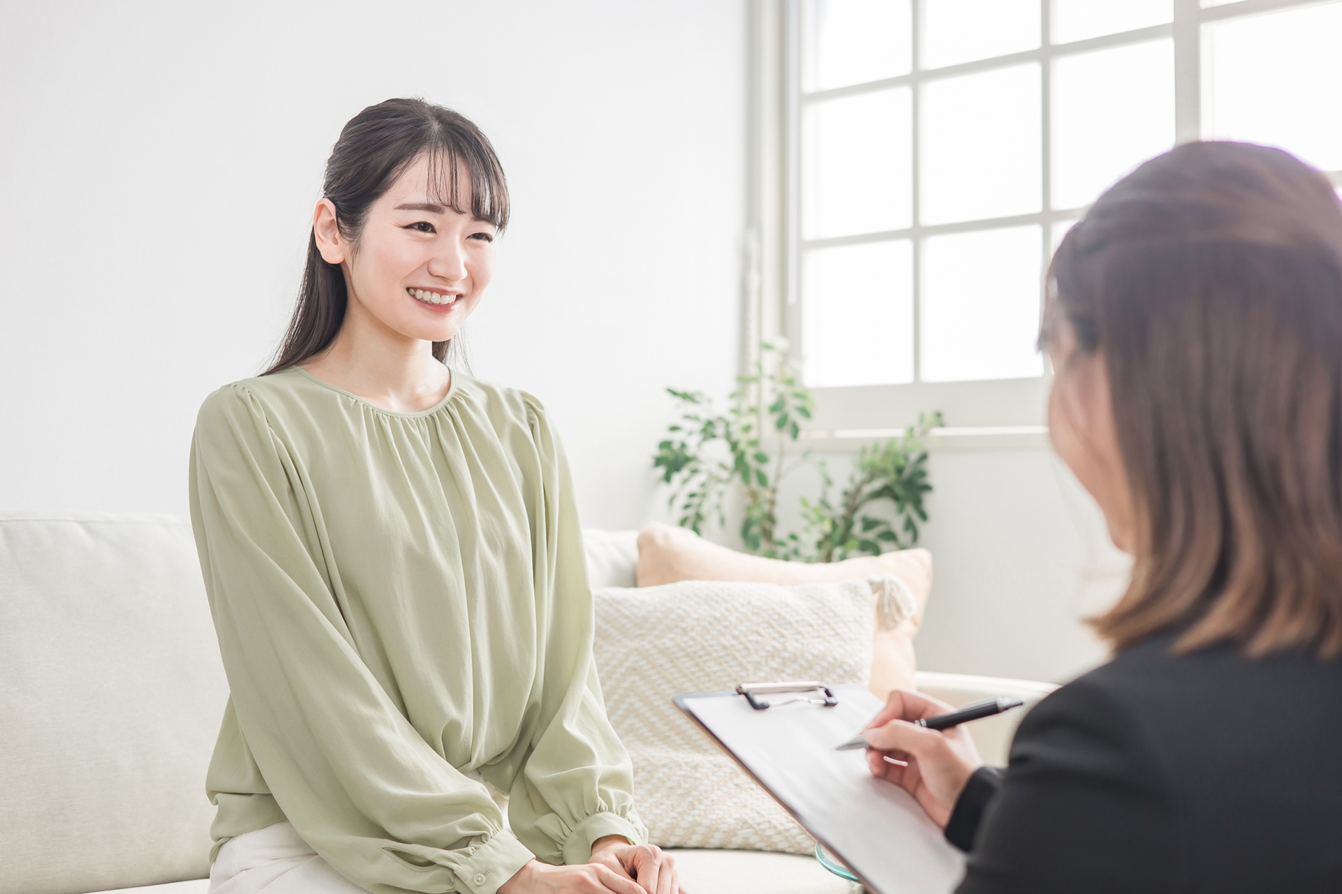 婚活戦略を立てる日本人カップル