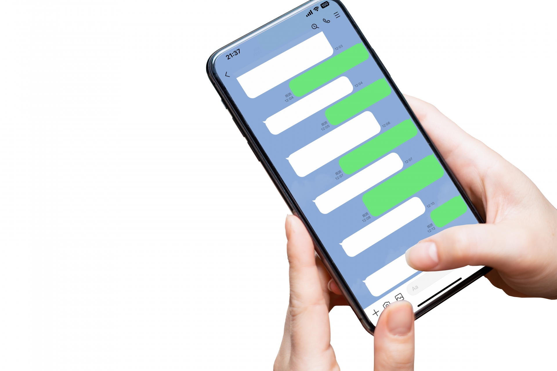 スマホでLINEを送る日本人男性