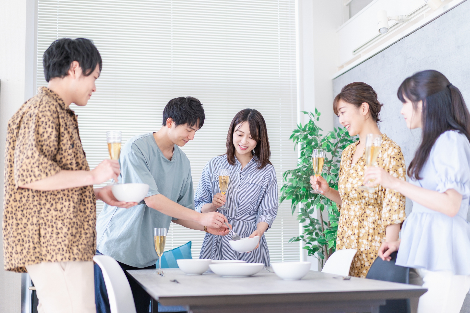 日本人の友人グループでの食事や交流のシーン