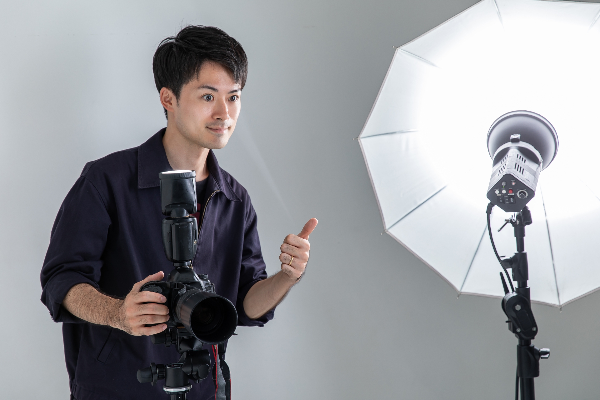 プロフィール写真を撮る日本人男性