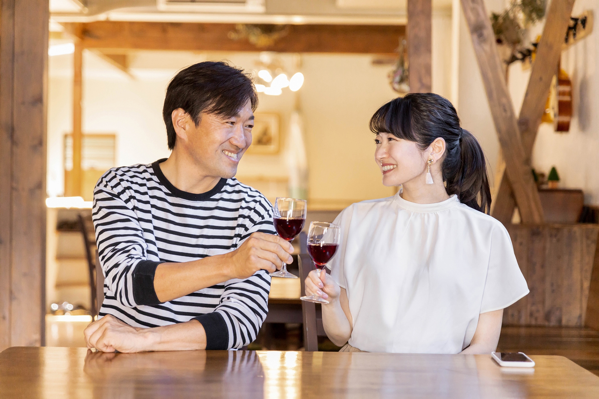 40代の日本人カップルが幸せそうに過ごす様子