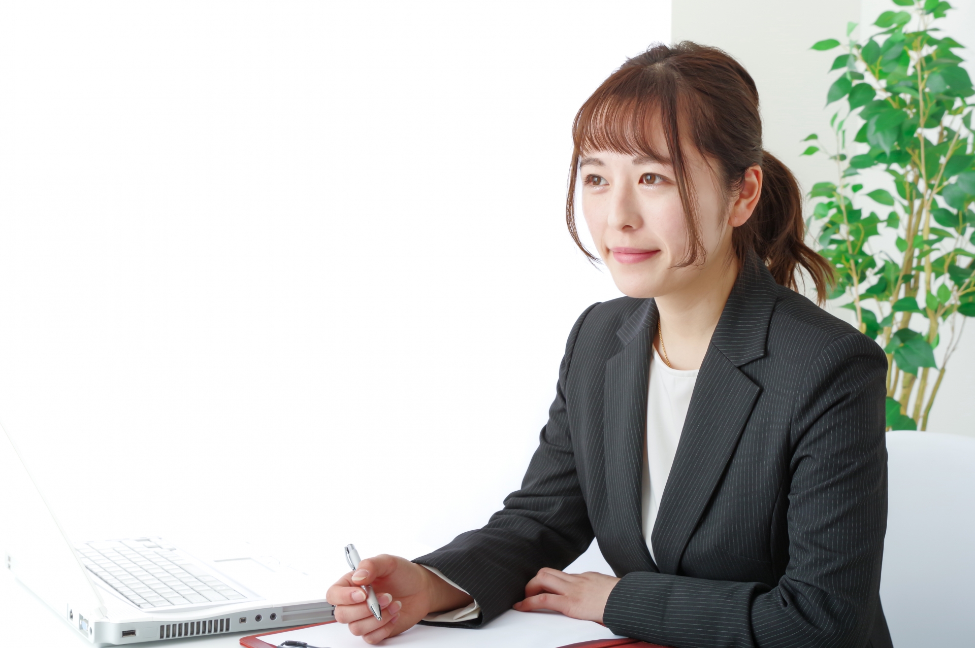 婚活カウンセラーと面談する日本人男女