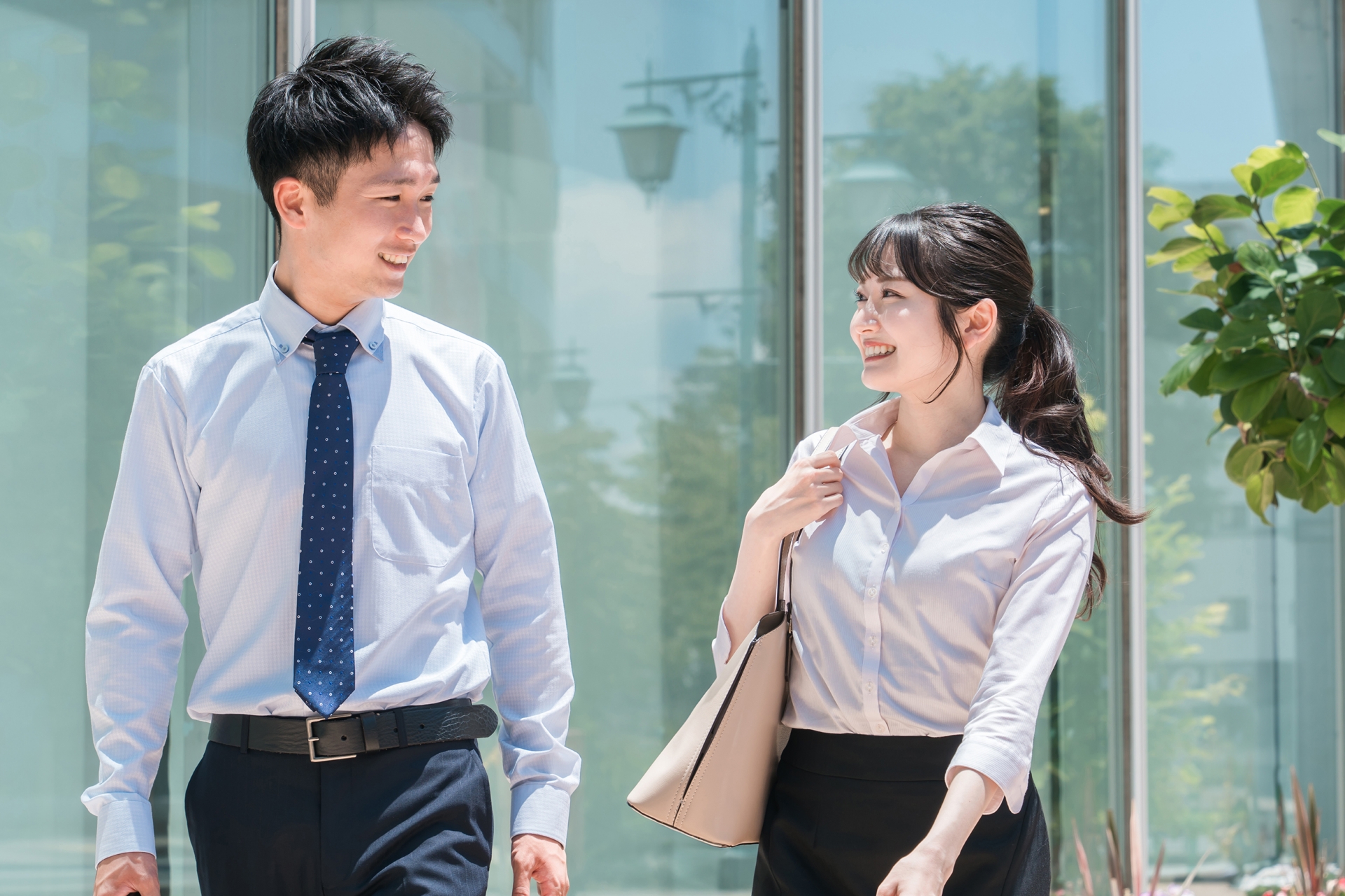 令和時代を象徴する現代的な日本人カップル