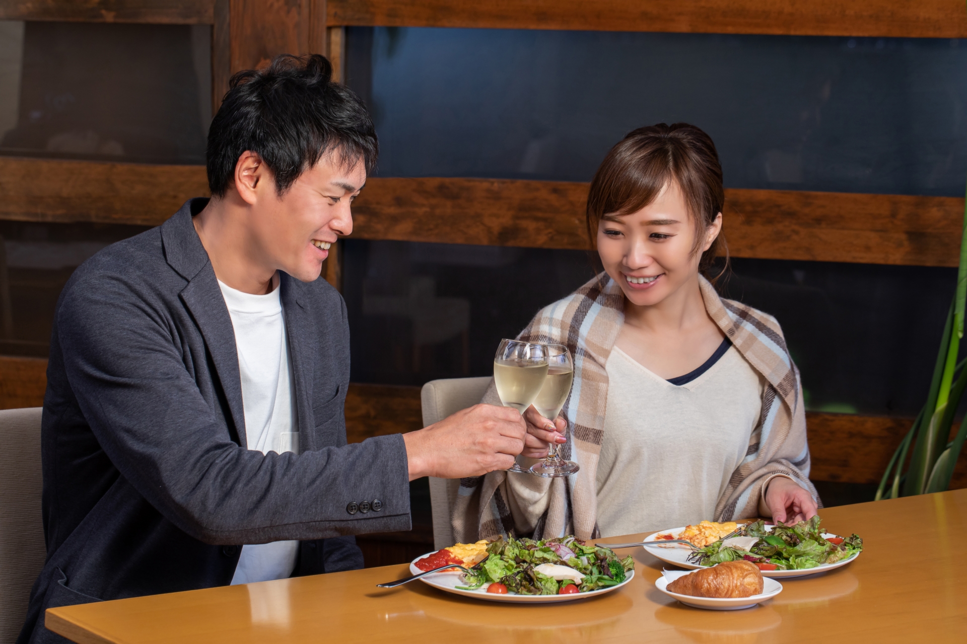 婚活デートで会話する日本人男女