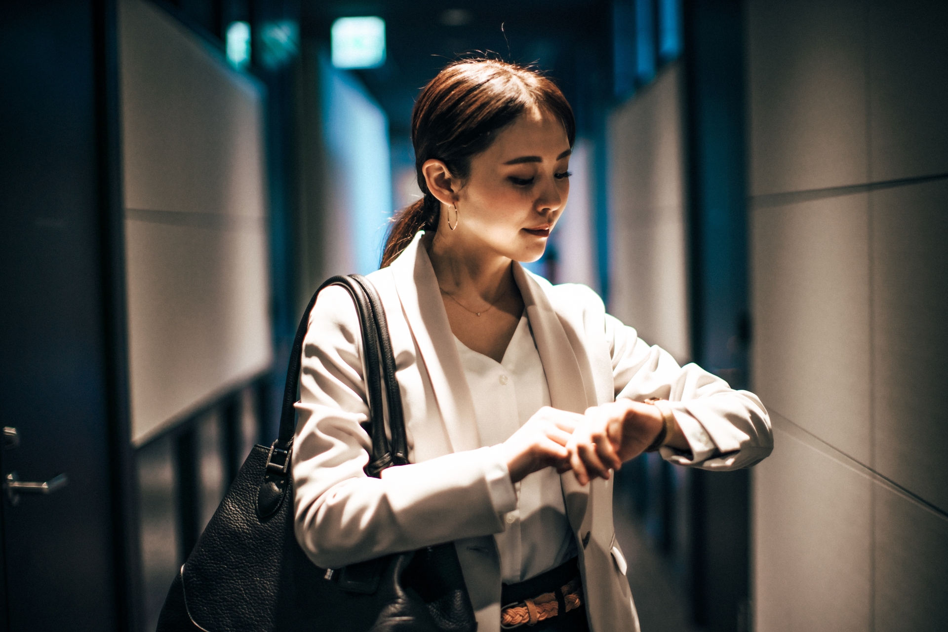 都会の夜景を見つめ婚活の現実と向き合う日本人
