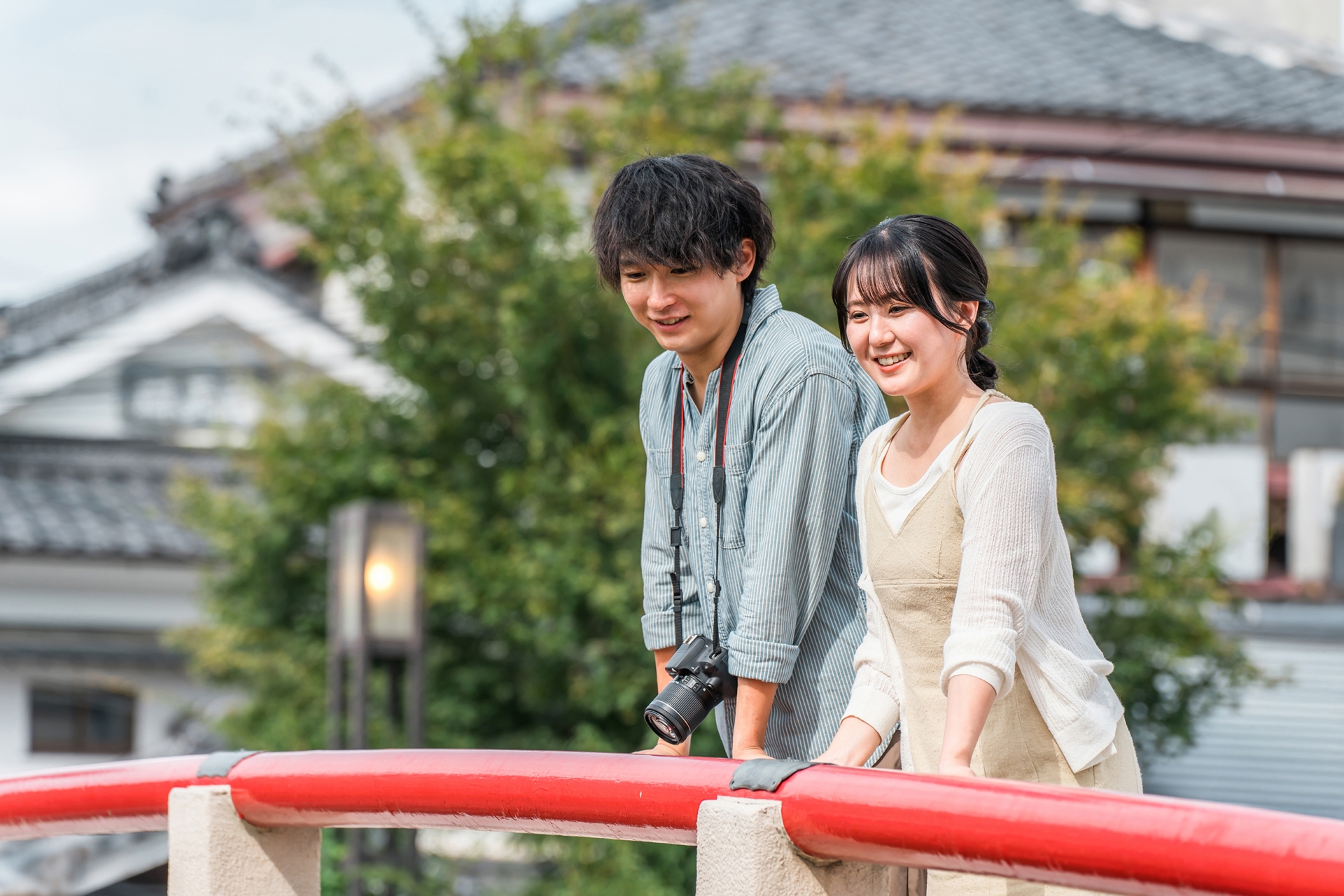 日本人カップルが共通の趣味を楽しむ様子