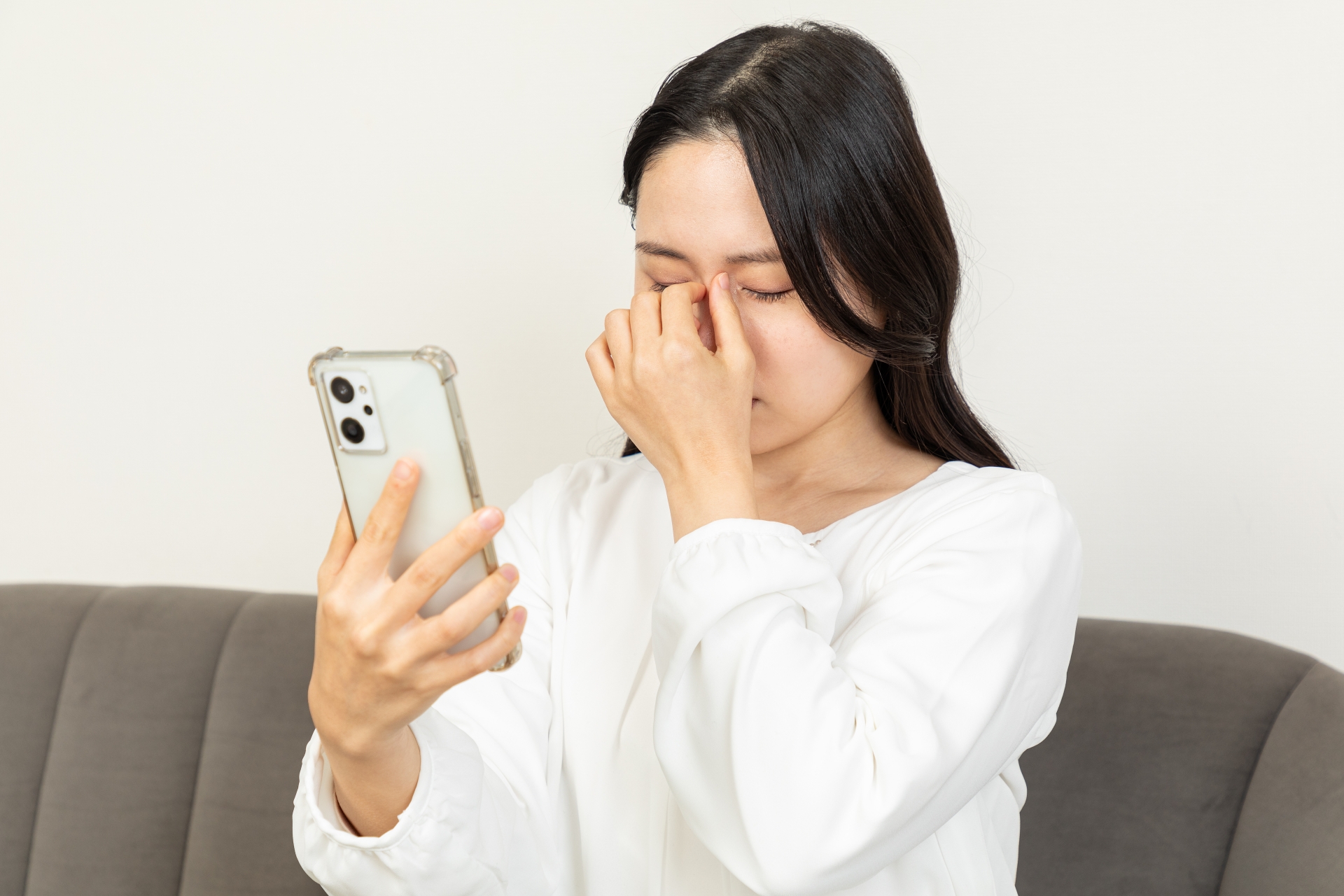 アプリ疲れで悩む日本人女性