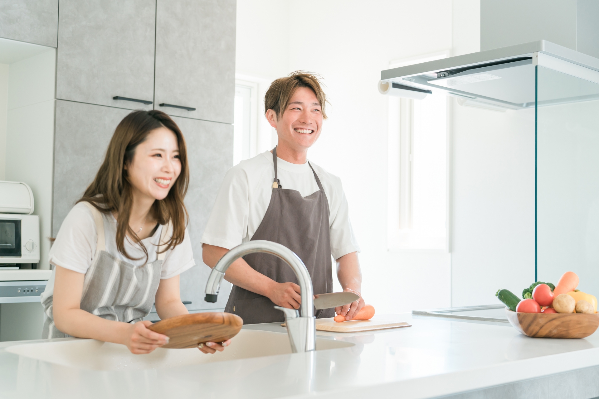 協力して家事をする日本人夫婦