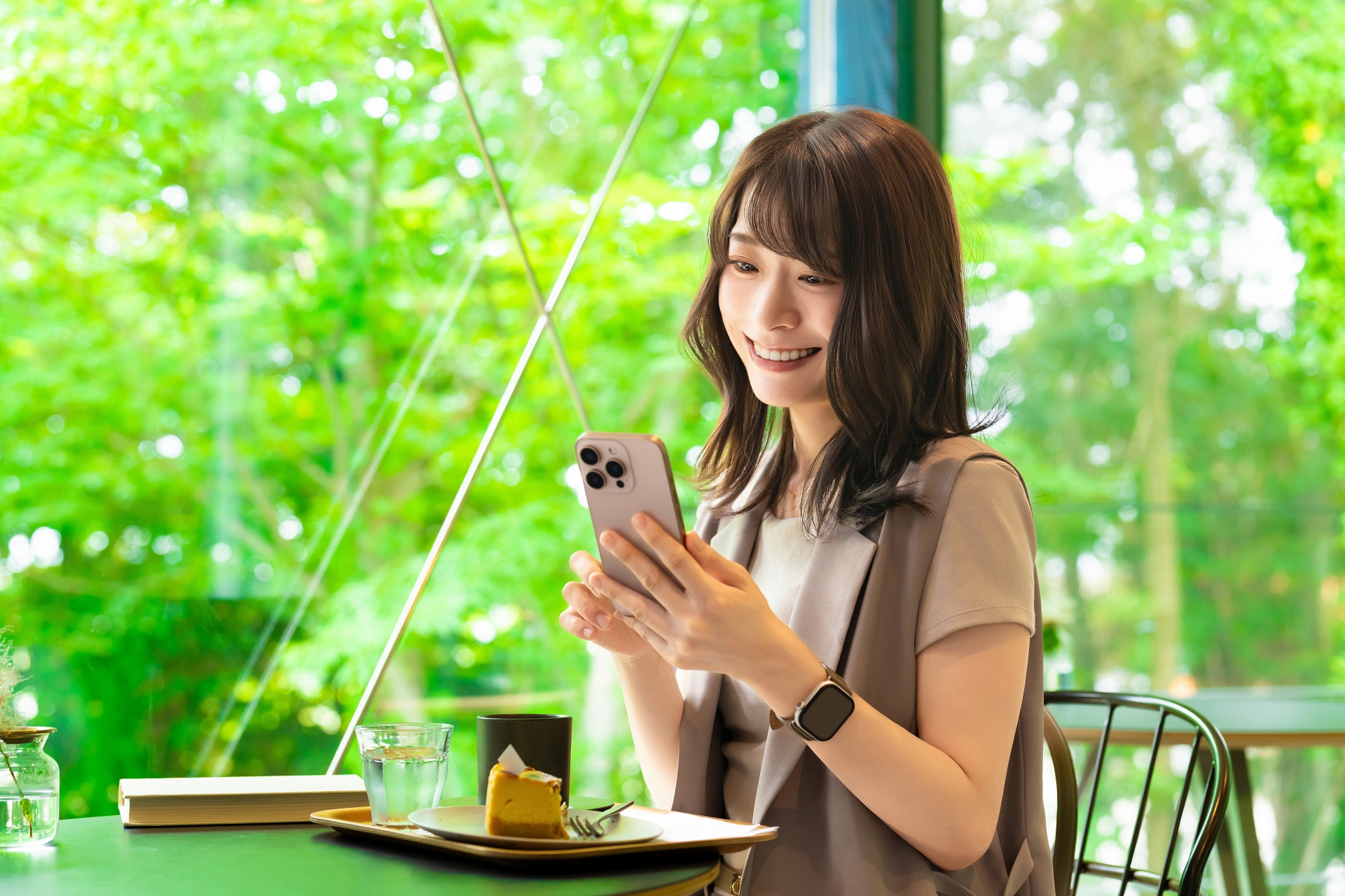 スマートフォンでマッチングアプリを使う日本人女性