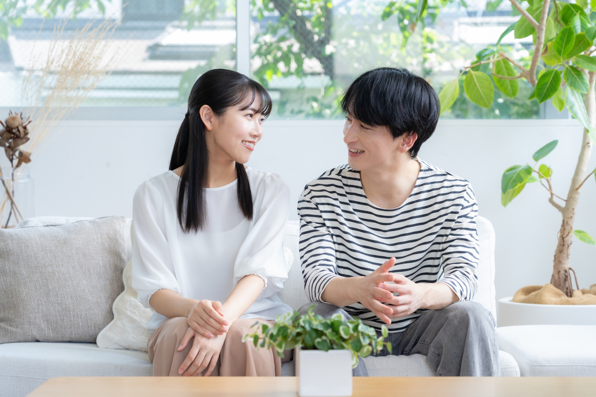 結婚について話し合う日本人男女
