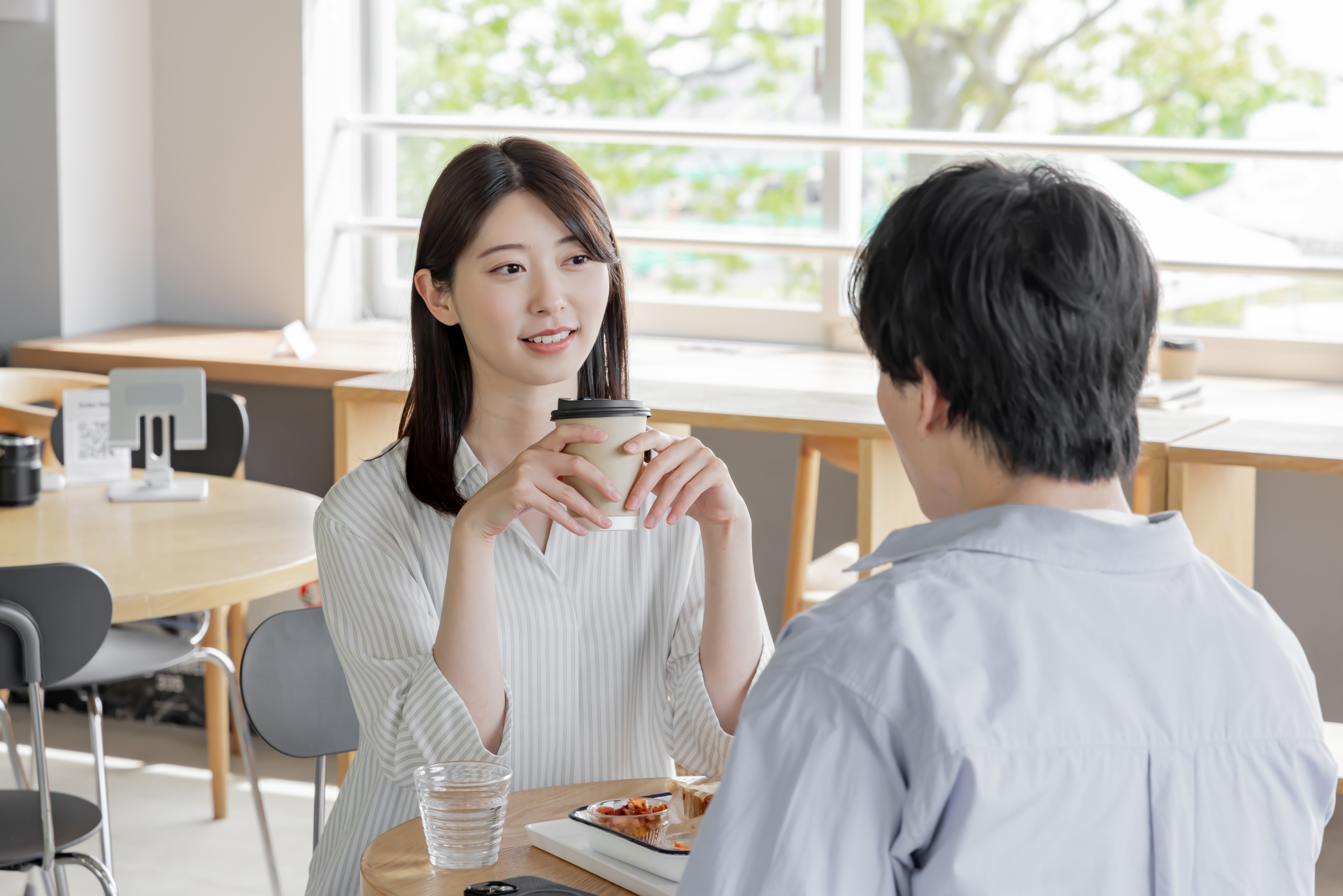 婚活デートを楽しむ日本人カップル