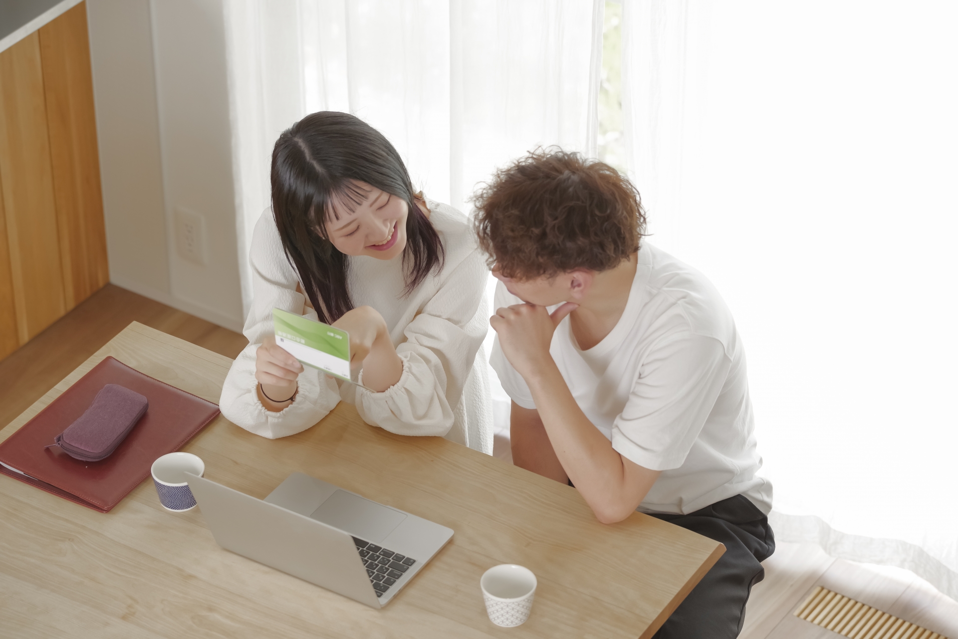 家計や貯金について話し合う30代の日本人カップル