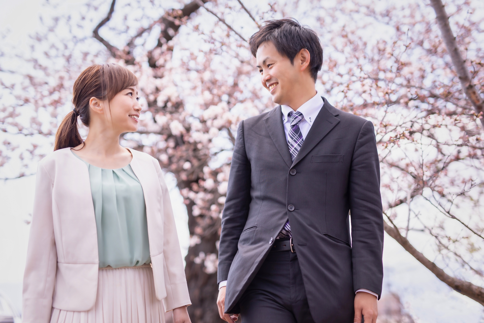 結婚挨拶を終えて笑顔の日本人カップル