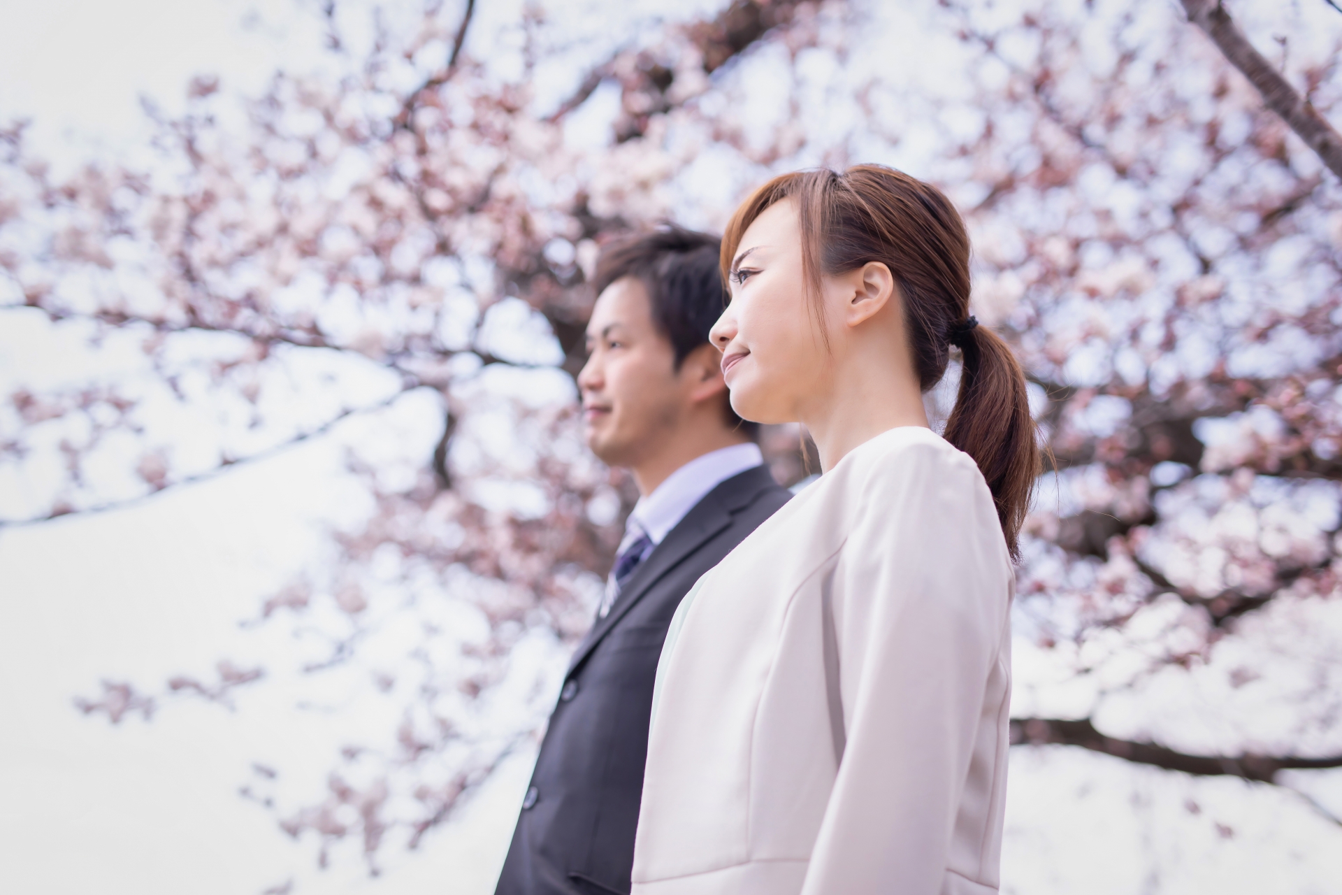 結婚挨拶に向かう日本人カップル