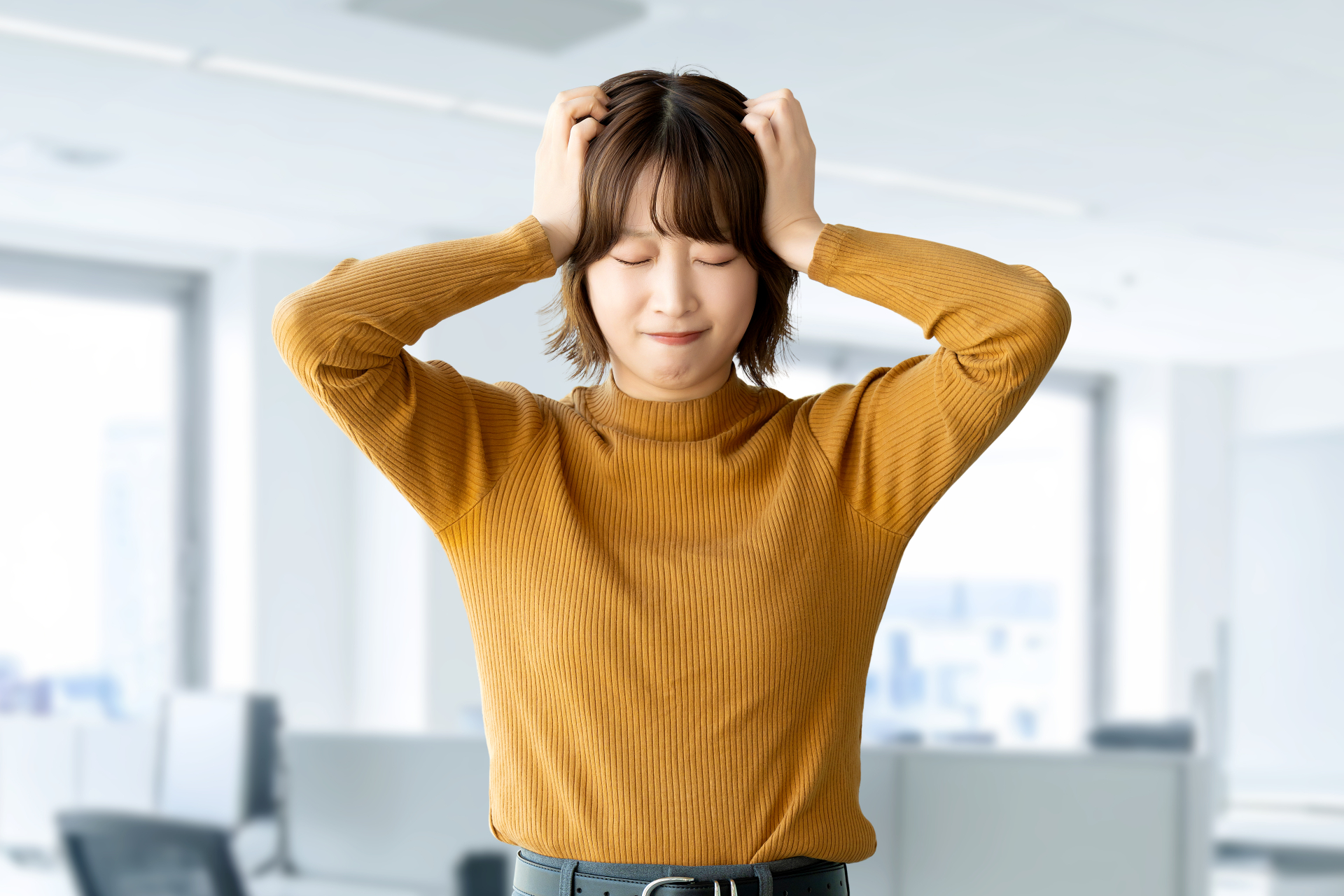 カウンセラーに穏やかに相談するHSP気質の日本人女性