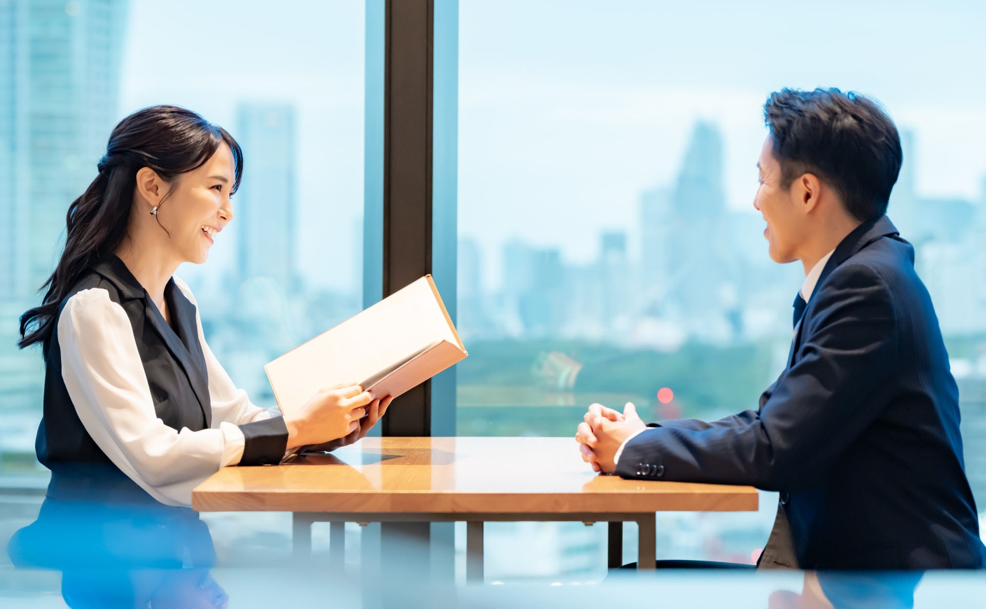 結婚を前提とした真剣なお見合いをする日本人男女