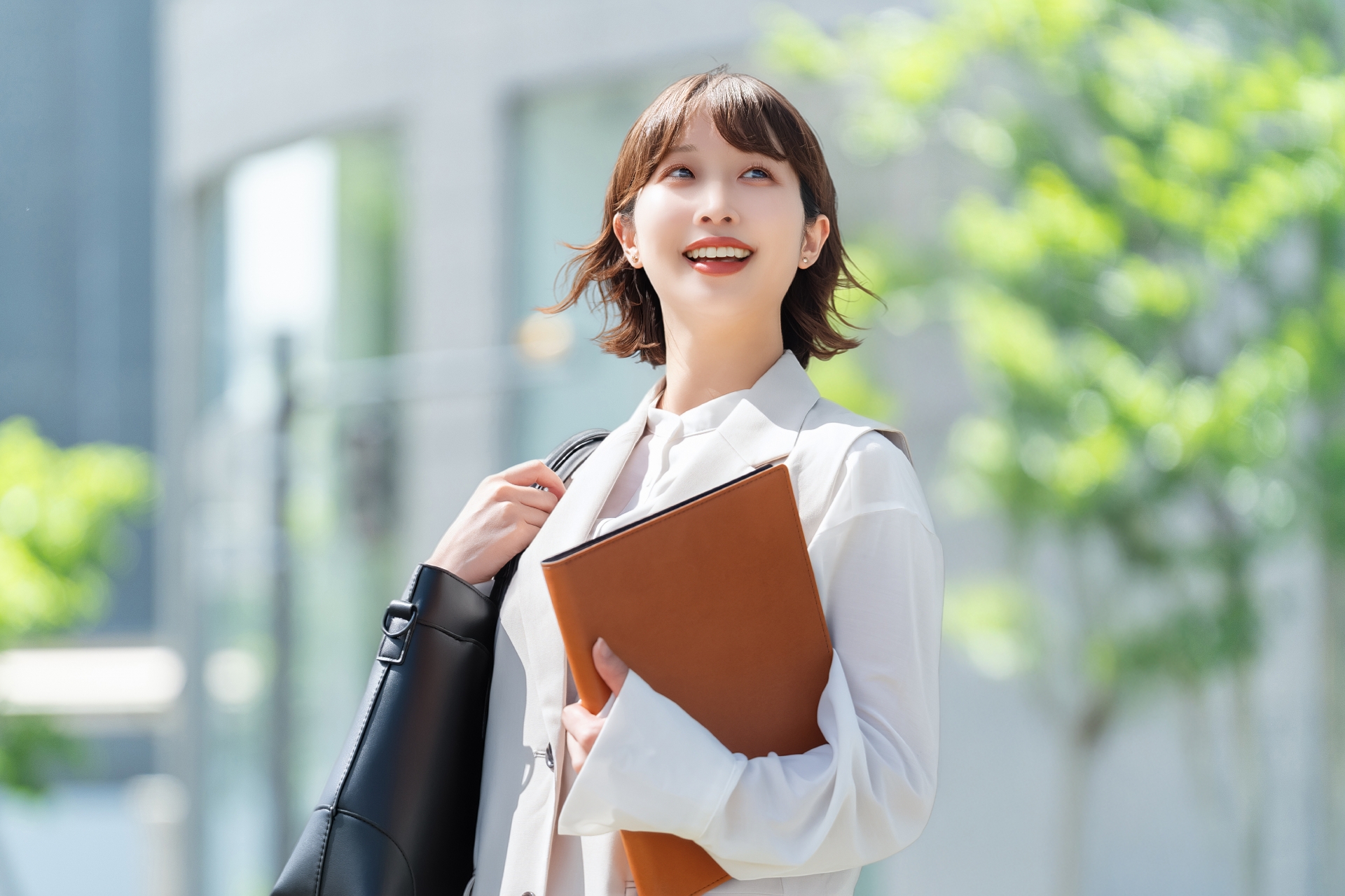 希望に満ちた表情の日本人女性
