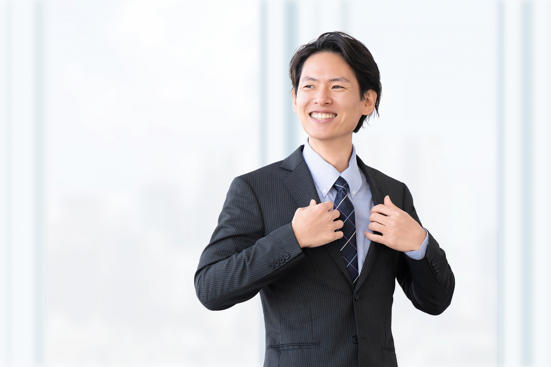 前向きに行動する日本人男性