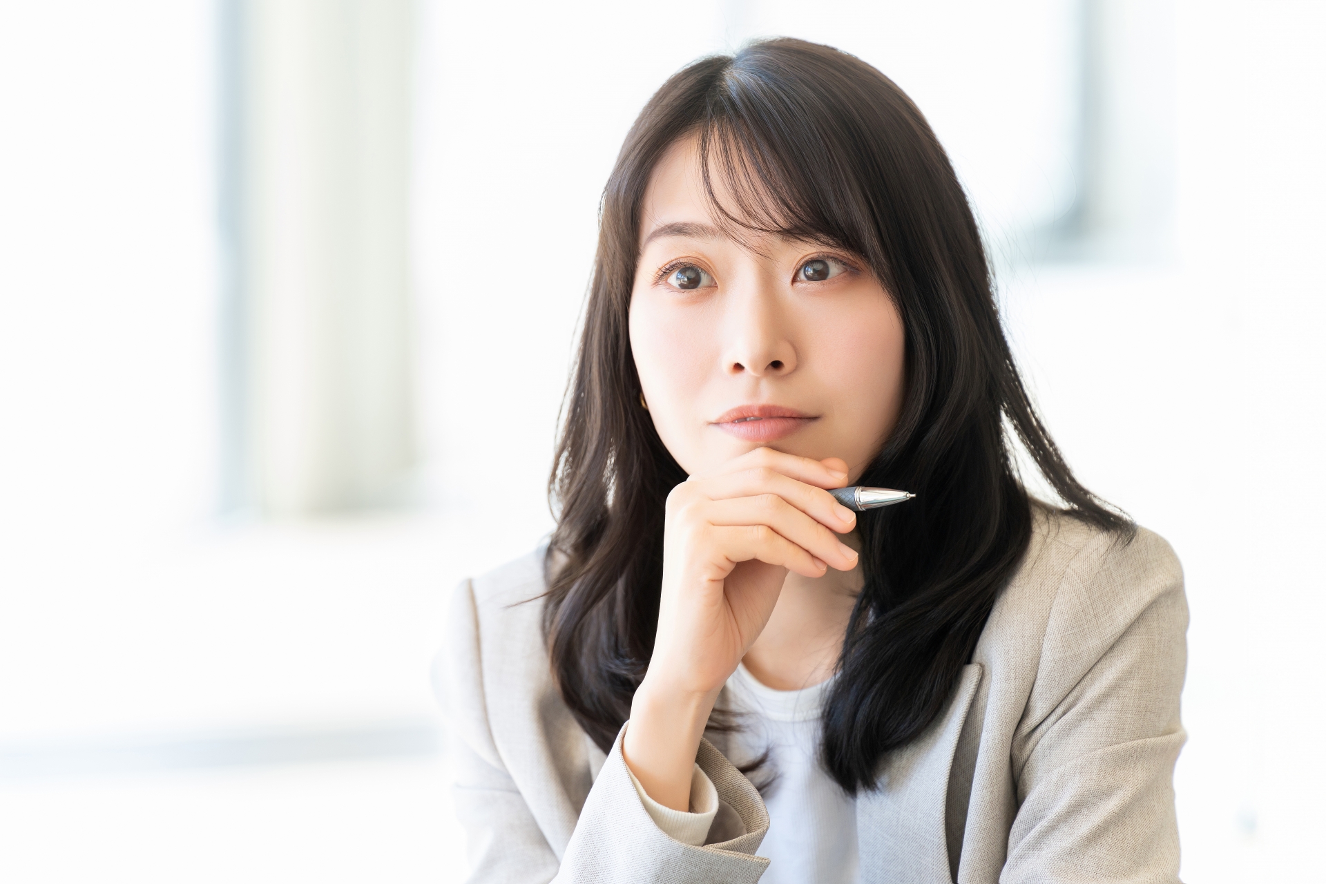 穏やかに対話する30代日本人カップル