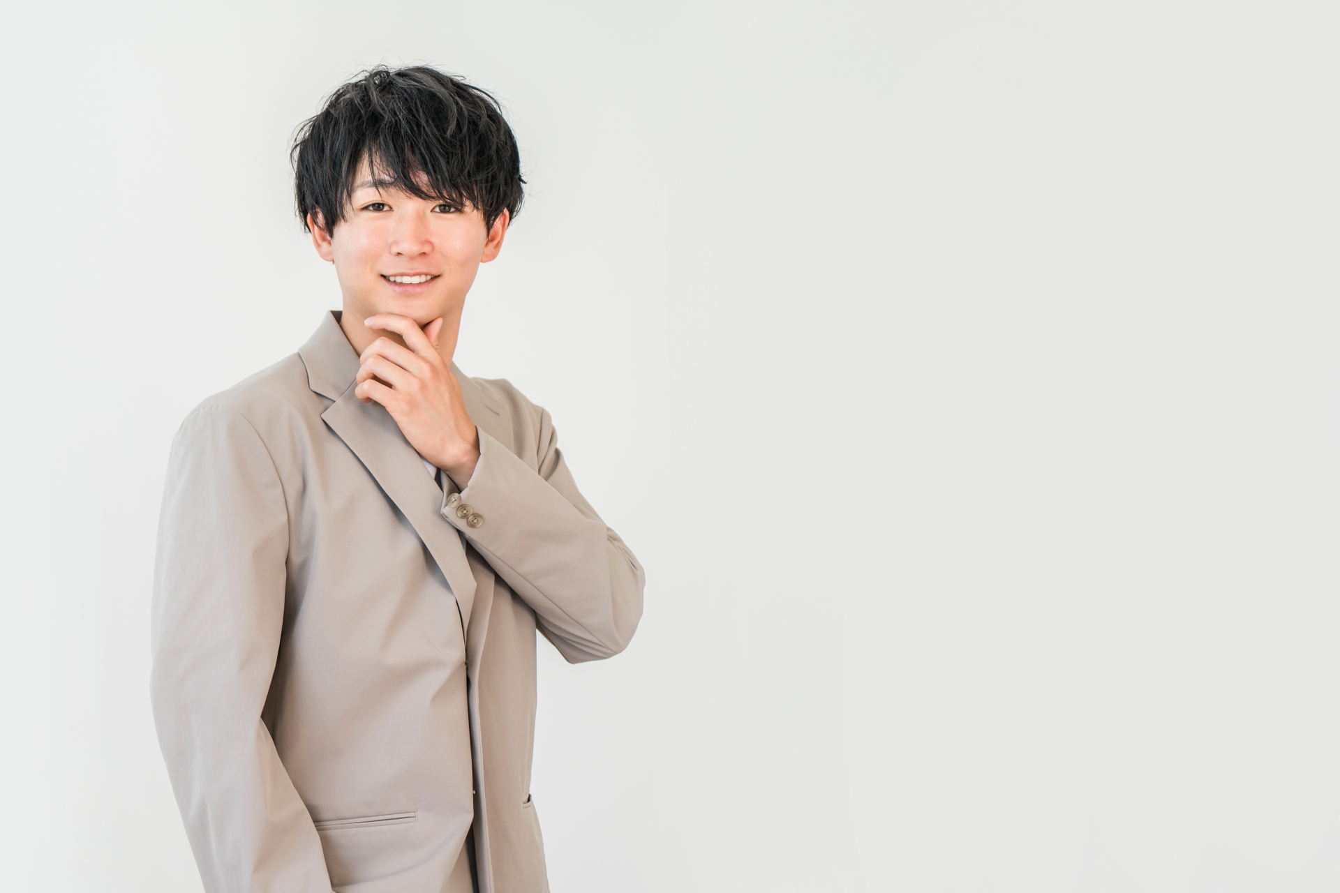 仲人カウンセラーに婚活戦略を相談する低身長男性