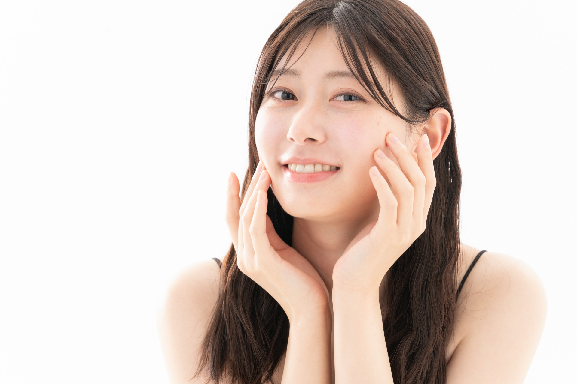 スマートフォンで恋愛脳診断を行う30代日本人女性