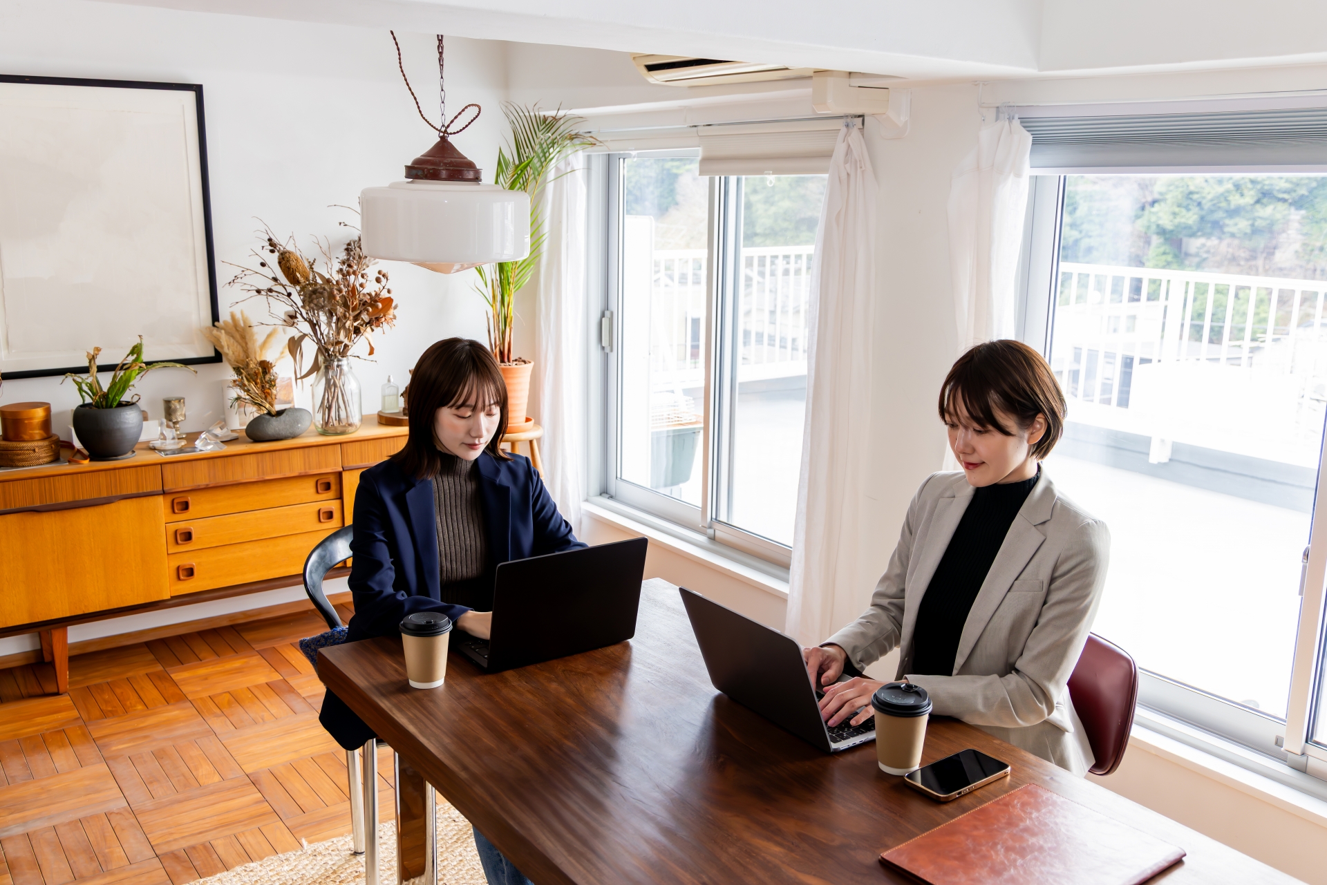 婚活市場の年収データを分析する場面