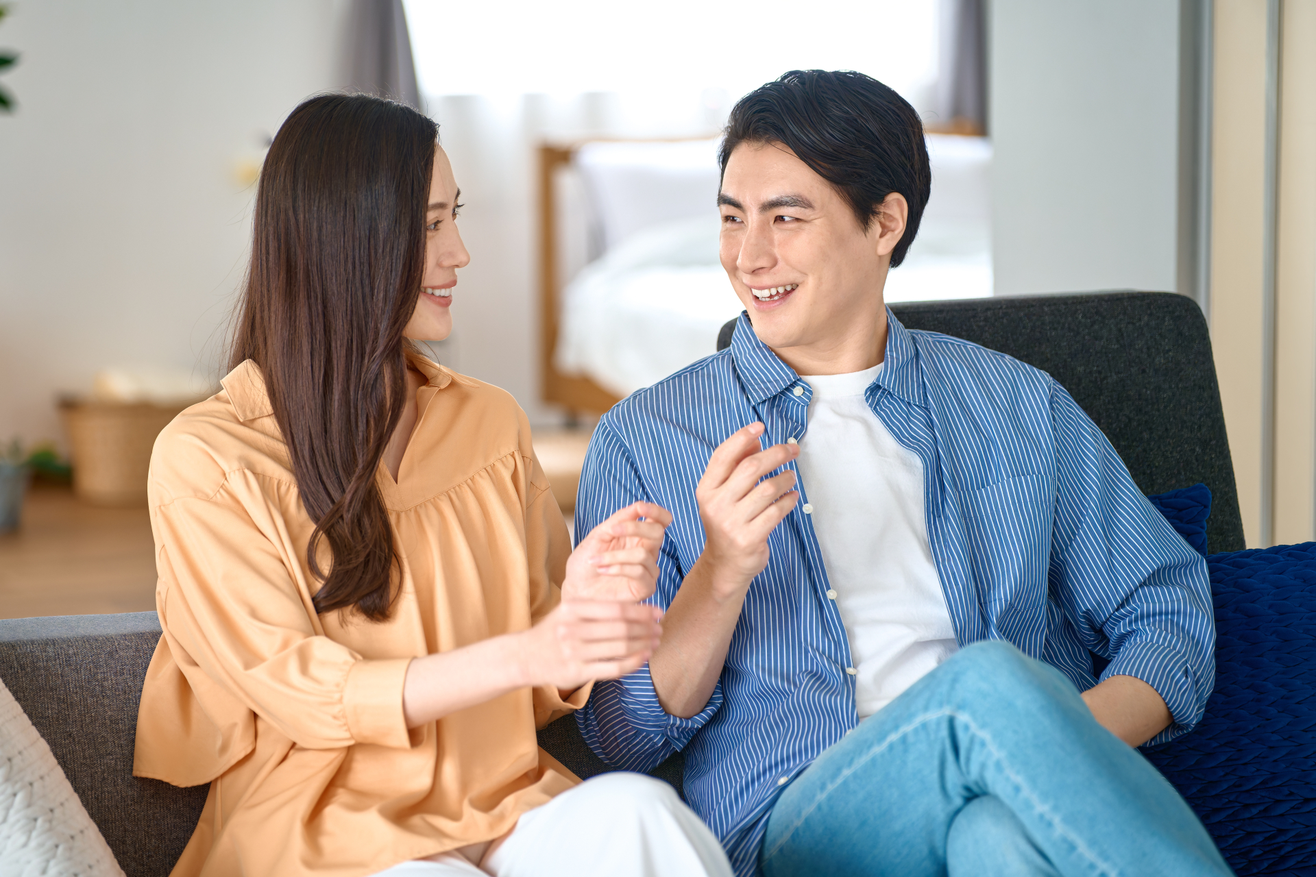 共働き夫婦が家事について会話している様子