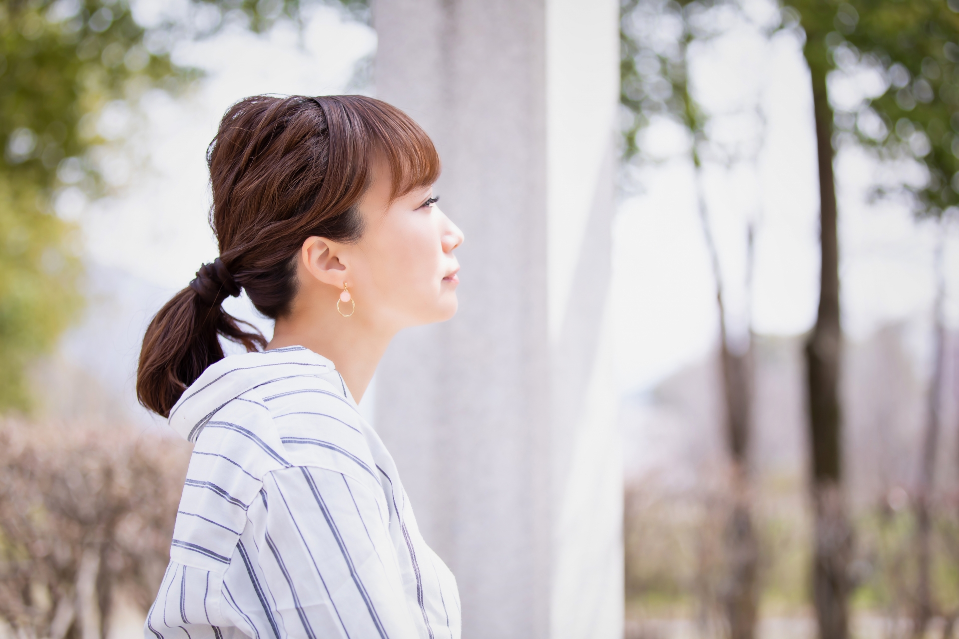 穏やかに過ごす繊細な気質の日本人女性